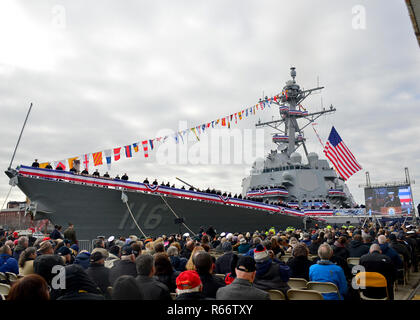 BOSTON (31. 1, 2018) Besatzungsmitglieder der USS Thomas Hudner (DDG116) man die Schienen, wie das Schiff kommt zum Leben während ihrer Aussendung. Die geführte-missile Destroyer ist der 66 Zerstörer der Arleigh-Burke-Klasse und das erste Kriegsschiff für Kapitän Thomas J. Hunder, Jr., der Ehrenmedaille für die Schlacht von chosin Reservoir im koreanischen Krieg erwarb benannt. (U.S. Marine Foto von Airman Olivia K. Manley) Stockfoto