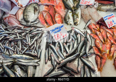 Frische Fische zum Verkauf auf einem Markt in Madrid, Spanien Stockfoto