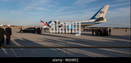 George H.W. Bushs Staatsbegräbnis erfolgt auf Joint Base Andrews, Md., Dez. 3, 2018. Fast 4.000 militärische und zivile Personal aus über alle Niederlassungen der US-Streitkräfte, einschließlich der Reserve und der National Guard Komponenten, sofern zeremoniellen Unterstützung während George H.W. Bush, der 41. Präsident der Vereinigten Staaten Staatsbegräbnis. (U.S. Air Force Foto von Flieger 1. Klasse Michael S. Murphy) Stockfoto