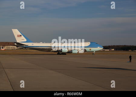, Joint Base Andrews, Maryland, Dez. 03, 2018. Air Force One ist Präsident George H.W. stationiert Bushs Schatulle Ankunft. (DoD Foto von US-Armee Pfc. Alexander Kelly) Stockfoto