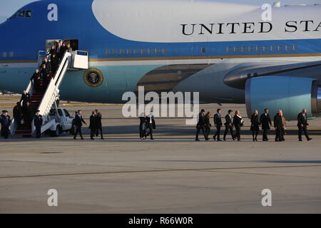 , Joint Base Andrews, Maryland, Dez. 03, 2018. Zivilisten beenden Air Force One. (DoD Foto von US-Armee Pfc. Alexander Kelly) Stockfoto
