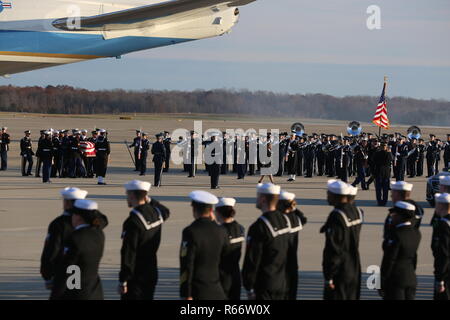 , Joint Base Andrews, Maryland, Dez. 03, 2018. Us-zeremoniellen Ehrengarde bietet Unterstützung bei George Bushs H.W Schatulle Ankunft. (DoD Foto von US-Armee Pfc. Alexander Kelly) Stockfoto