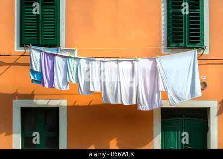 Kleidung hängen draußen vor den Fenstern Stockfoto