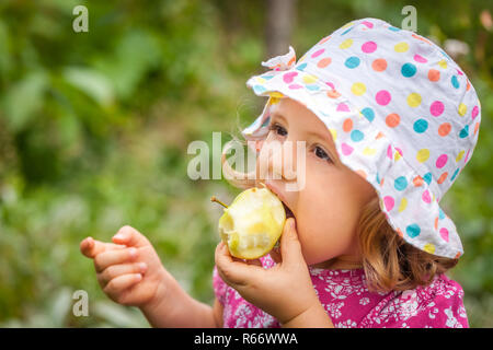 Mädchen einen Apfel essen Stockfoto