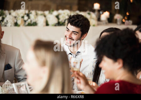 Hochzeit Gäste Geselligkeit beim Abendessen Stockfoto