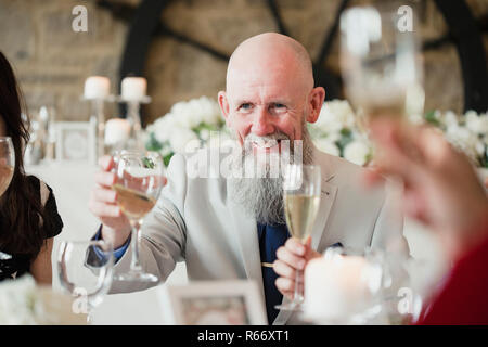 Heben Sie ein Glas zu meiner Tochter und Schwiegersohn - Gesetz Stockfoto