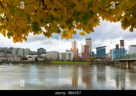 Portland City Skyline unter Falllaub Stockfoto