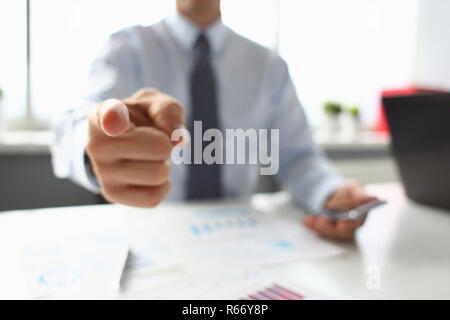 Geschäftsmann weist mit dem Finger auf jemanden, der Uhren Stockfoto