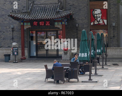 KFC am Auslass Laoshan in der Nähe von Qingdao Stockfoto