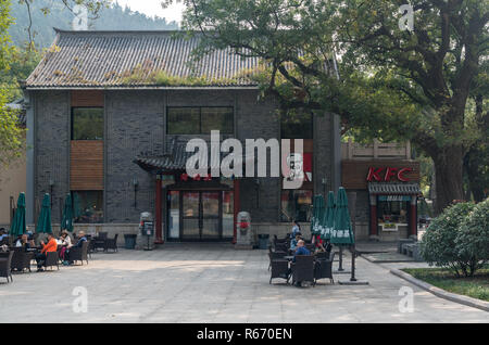 KFC am Auslass Laoshan in der Nähe von Qingdao Stockfoto