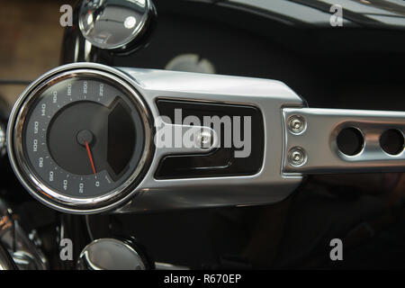 Tacho und Drehzahlmesser eines Oldtimer Motorrad close-up Stockfotografie -  Alamy