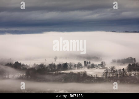 Nebel decken Farmen in der Mohawk Valley des Staates New York, USA. Stockfoto