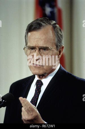 Washington, DC. 6-4 -1992 Präsident George H.W. Bush antworten Fragen während der Pressekonferenz im East Room des Weißen Hauses. Credit: Mark Reinstein. /MediaPunch Stockfoto