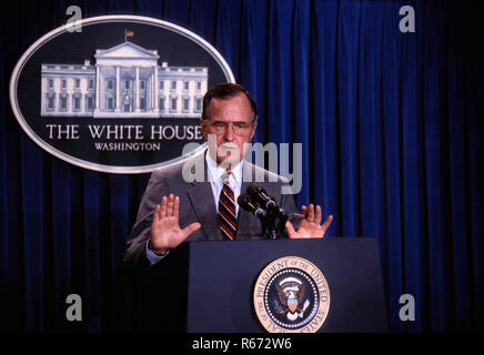 Washington, DC. 1990 Präsident George H.W. Bush antworten Frage während einer newsconference in der Presse im Weißen Haus Kredit: Mark Reinstein. /MediaPunch Stockfoto