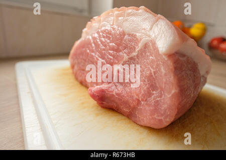 Raw Schweinebraten aus der Schulter mit Schwarte Stockfoto