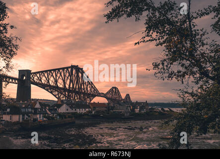 Forth Rail Bridge in der Dämmerung in Edinburgh Stockfoto