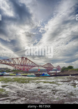 Boote vor der Forth Rail Bridge Stockfoto