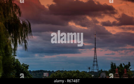 Crystal Palace Sendestation bei Dämmerung Stockfoto