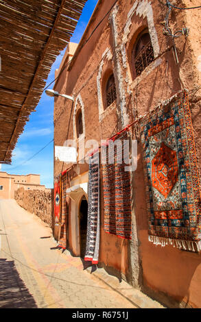 Teppiche auf Verkauf in Ouarzazate Medina Stockfoto