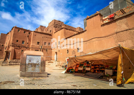 Trinkbrunnen in der Nähe von Ouarzazate, Marokko Kasbah Stockfoto