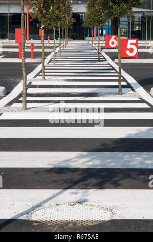 Fußgängerüberweg auf einem Parkplatz Stockfoto