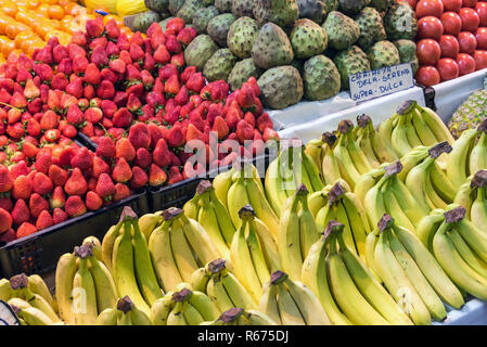 Früchte zum Verkauf auf einem Markt in Santiago de Chile Stockfoto