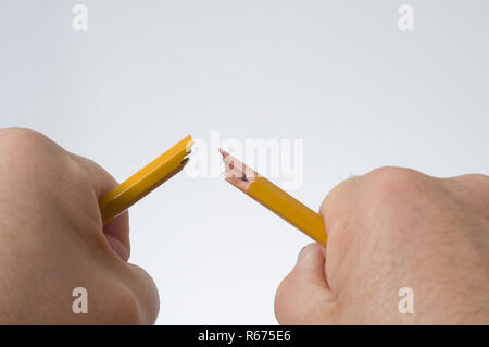 Einen gebrochenen Bleistift in der Hand Stockfoto