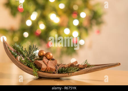 Weihnachtsdekoration kurz vor einem Weihnachtsbaum mit brennenden Lichtern Stockfoto