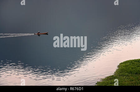 Bootsfahrt auf dem Lake Toba Stockfoto