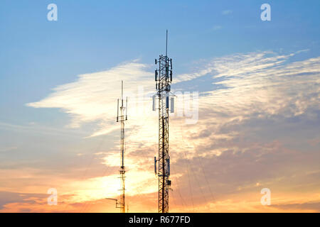 Handy Kommunikation Turm Übertragungssignal Leine am Abend Stockfoto