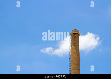 Schornstein mit Cloud auf blauen Himmel Stockfoto