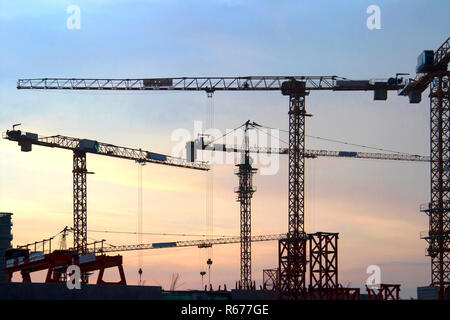 Krane in Everning und unter Beleuchtung Stockfoto