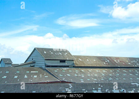 Das Dach einer alten Lagerhalle in den blauen Himmel. Stockfoto