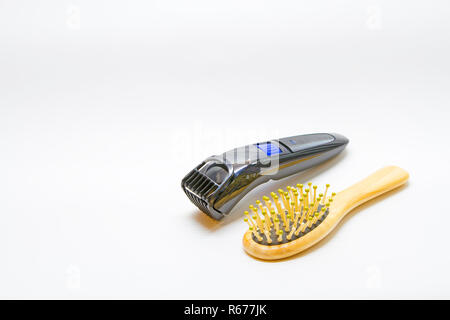 Haar Bürste Kamm mit Schaben Haar und Clipper auf einem weißen Hintergrund. Stockfoto