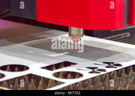 Laser Blech schneiden Maschine ist, zu beginnen. Stockfoto