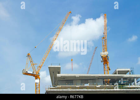 Innen Platz für viele Hochhäuser im Bau und Krane unter blauem Himmel Stockfoto