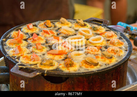 Takoyaki im Thai Stil mit Miesmuscheln Stockfoto