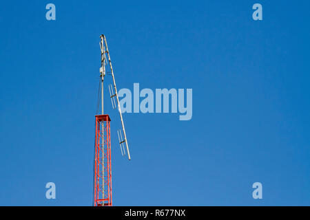 Gebrochene Funkmast mit blauem Himmel Stockfoto