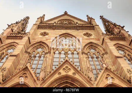 Architektonische Detail der Fassade von Saint Etienne Tempel in Mulhouse Stockfoto