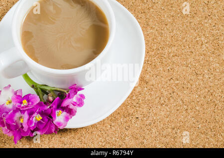 Tasse Kaffee mit Blumen auf Kork. Stockfoto
