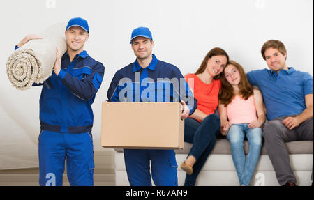 Zwei Mover Männer, die Karton- und Teppich Stockfoto