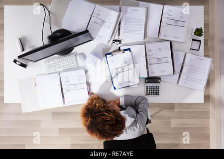 Unglücklich Afro-amerikanische Geschäftsfrau im Büro Stockfoto
