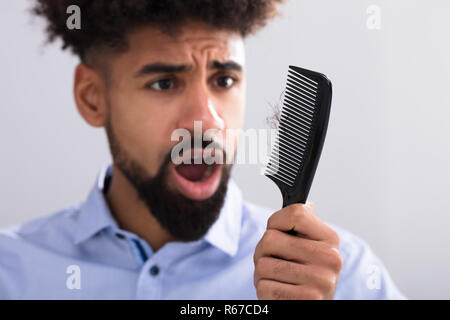 Mann bei Haarausfall Suchen Stockfoto