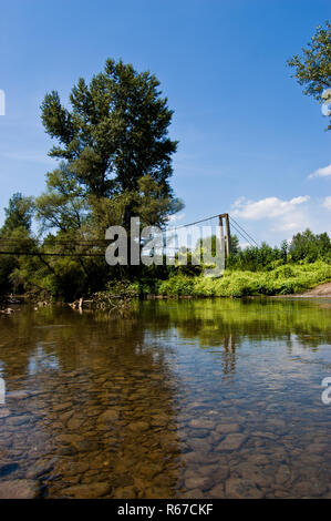 Blick auf die Brücke über den kleinen Fluss in Serbien Stockfoto