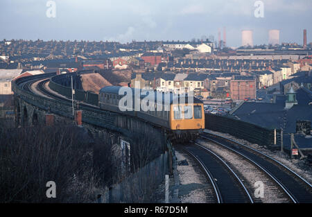 Diesel Multiple Unit verlassen Accrington Station auf der British Rail Preston zu Colne Eisenbahnlinie, Lancashire, Großbritannien Stockfoto