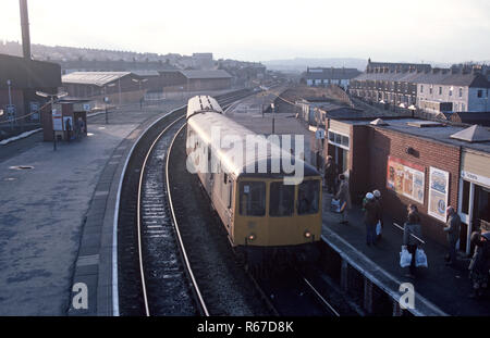 Diesel Multiple Unit in Accrington Station auf der British Rail Preston zu Colne Eisenbahnlinie, Lancashire, Großbritannien Stockfoto