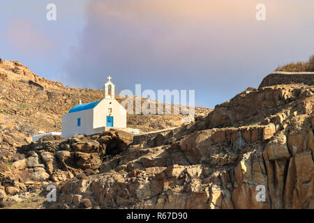 Eine kleine orthodoxe Kirche in den neuen Hafen von Mykonos, Griechenland. Stockfoto