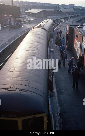 Diesel Multiple Unit in Accrington Station auf der British Rail Preston zu Colne Eisenbahnlinie, Lancashire, Großbritannien Stockfoto