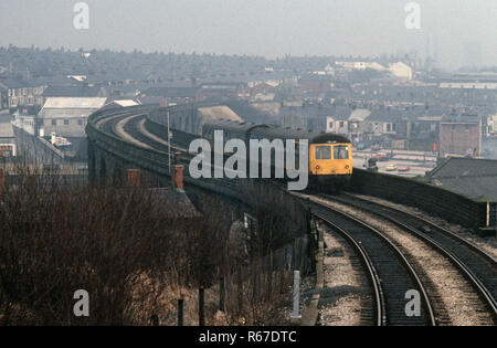 Diesel Multiple Unit verlassen Accrington Station auf der British Rail Preston zu Colne Eisenbahnlinie, Lancashire, Großbritannien Stockfoto