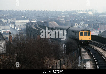 Diesel Multiple Unit verlassen Accrington Station auf der British Rail Preston zu Colne Eisenbahnlinie, Lancashire, Großbritannien Stockfoto